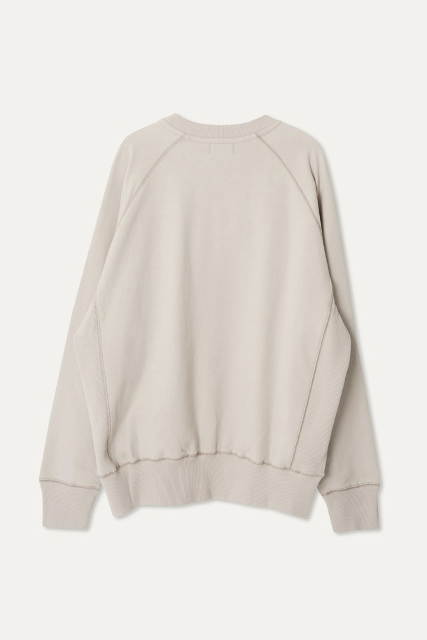 라이트 베이지, 라임, 페이드 블랙 세 가지 색상으로 출시된 래글런 스웨트셔츠입니다. 면과 폴리에스테르 혼방 소재로 제작되어 두꺼운 두께감을 자랑하며, 봄, 가을에 착용하기 좋습니다. 라운드넥 디자인에 긴 소매, 배색 스티치 디테일이 더해져 유니크한 스타일을 연출합니다. 몸판 옆선 시보리 원단 포인트로 활동성을 높였으며, 캐주얼, 미니멀, 클래식 스타일을 즐겨 입는 분들께 추천합니다. 동네 마실룩이나 산책룩으로 편안하게 착용하기 좋은 아이템입니다.
