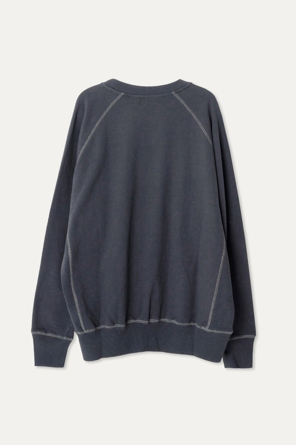 래글런 스웨트셔츠는 면 72%와 폴리에스터 25% 혼방 소재로 제작되어 부드럽고 편안한 착용감을 선사합니다. 라이트 베이지, 라임, 페이드 블랙 세 가지 색상으로 출시되었으며, 래글런 스타일과 몸판 옆선 시보리 원단 포인트, 은은한 배색 스티치 디테일이 유니크한 디자인을 완성합니다. 긴소매 기장과 활동성이 우수한 핏으로, 동네 마실룩이나 카페룩 등 캐주얼, 미니멀, 클래식 스타일 연출에 적합합니다. 단단한 두께감으로 제작되어 잦은 착용에도 변형 없이 오랫동안 즐겨 입을 수 있습니다.
