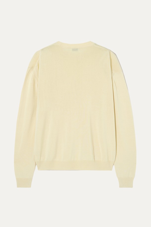 부드러운 촉감의 레이온, 폴리에스테르 혼방 소재로 제작된 스마일 프린트 크루넥 니트입니다. 전면에 스마일 로고 자수 디테일이 돋보이며, 자연스러운 드레이프성과 우수한 활동성을 제공합니다. 라이트 옐로우, 라일락 퍼플, 스카이 블루 세 가지 색상으로 봄, 가을철 일상복으로 활용하기 좋은 긴소매의 공용 레귤러핏 니트입니다.
