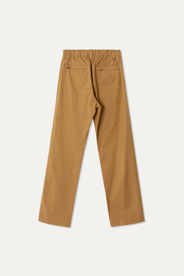 부드러운 촉감의 레이온, 면, 스판덱스 혼방 소재로 제작된 여성용 스트레이트 팬츠입니다. 사계절 내내 편안하게 착용 가능하며, 허리 뒷밴딩과 신축성 있는 원단으로 활동성을 높였습니다. 베이직하고 캐주얼한 무드의 무지 디자인으로 블랙, 오트 베이지, 로우 앰버 브라운 색상이 준비되어 있습니다.
