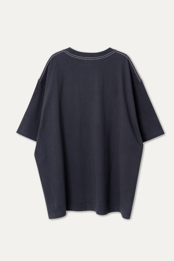 MYL 반소매 크루넥 티셔츠는 면 소재로 제작되어 편안한 착용감을 제공하며, 봄, 여름 시즌에 적합합니다. 베이직한 디자인에 배색 컬러 스티치와 자수 디테일로 포인트를 더했으며, 페이드 블랙, 빈티지 화이트, 터키 블루 세 가지 색상으로 만나볼 수 있습니다. 일상복으로 활용하기 좋은 이 티셔츠는 탄탄하고 고밀도 있는 소재감과 신축성 있는 촉감이 특징입니다.
