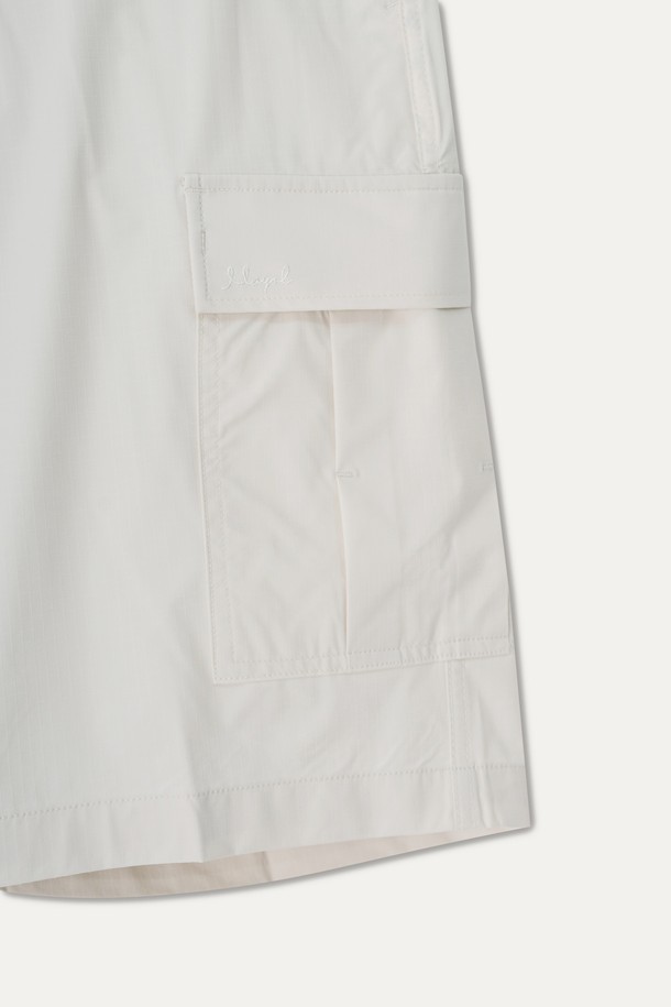 남성용 카고 쇼츠는 웜 화이트, 베이지, 블루 색상으로 제공되며, 일상 및 캐주얼, 스포티 스타일 연출에 용이합니다. 흡습 및 속건 기능을 갖춘 폴리에스테르 소재와 사방스판, 아웃포켓 디테일이 특징이며, 고기능성 일본 소재를 사용하여 여름철에도 쾌적하게 착용할 수 있습니다. 무지 패턴의 숏 기장 카고 쇼츠입니다.
