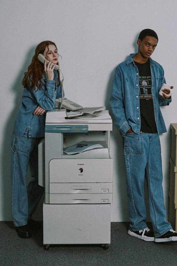 라이트 인디고 컬러의 데님 셔츠와 포켓 팬츠 세트입니다. 남녀 공용으로 착용 가능하며, 봄, 가을 시즌에 어울리는 캐주얼하고 베이직한 스타일을 연출합니다. 가슴 자수 디테일과 내추럴 워싱 효과가 돋보이며, 두꺼운 소재감과 릴랙스 핏으로 편안하게 착용할 수 있습니다.
