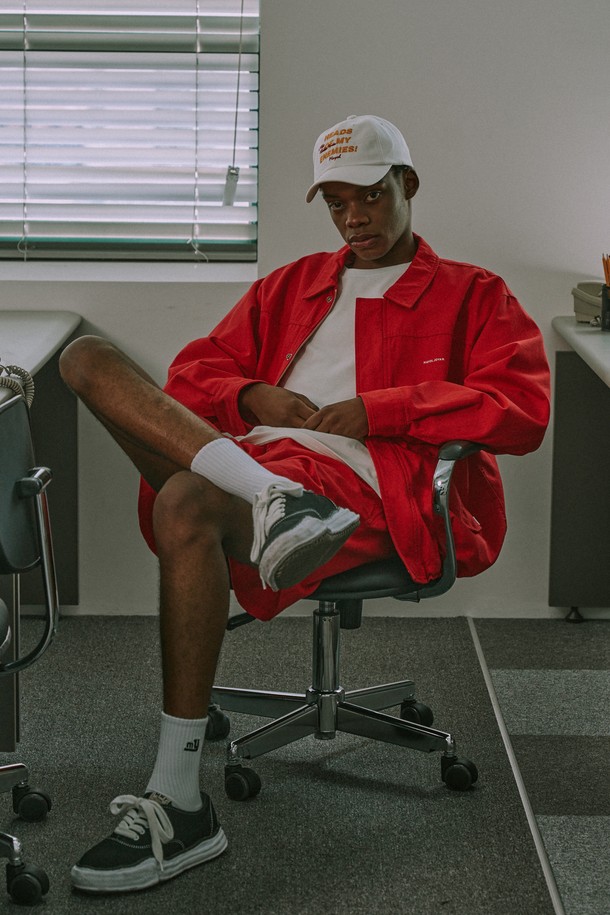 부드러운 촉감의 면 소재로 제작된 바이오 트윌 쇼츠입니다. 세미 루즈핏으로 편안한 착용감을 선사하며, 바이오 가공 원단과 워싱 가공을 통해 필링 방지 및 뛰어난 색상 견뢰도를 자랑합니다. 봄, 여름 시즌 캐주얼하고 베이직한 스타일을 연출하기에 적합한 레드 컬러의 반바지입니다.
