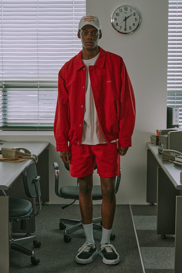 바이오 가공된 면 소재의 오버핏 자켓과 쇼츠 세트입니다. 부드러운 촉감과 두꺼운 두께감으로 간절기부터 동절기까지 따뜻하게 착용 가능하며, 필링 방지 및 물 빠짐 없는 바이오 트윌 원단으로 제작되었습니다. 앞판 포켓, 플랩 포켓, 숨겨진 버튼 디테일과 플리스 안감으로 캐주얼한 스타일을 연출하며, 톤온톤 레드 컬러가 돋보입니다.
