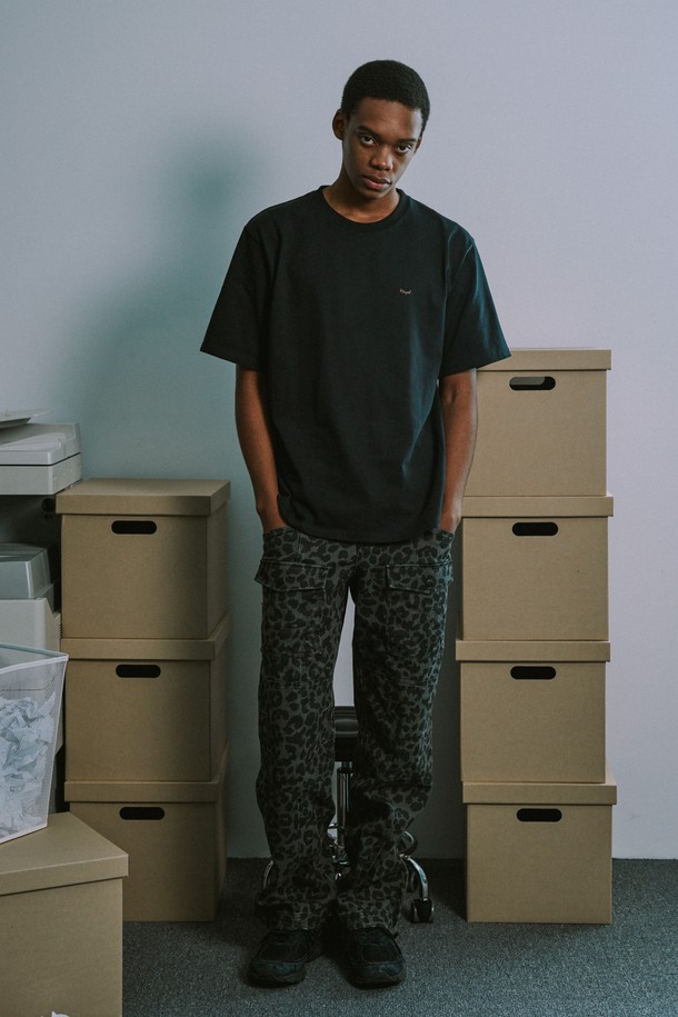 부드러운 면과 레이온 혼방 소재로 제작되어 활동성이 뛰어난 포켓 카고 팬츠입니다. 카키와 레오파드 두 가지 색상으로 출시되었으며, 밑단 스트링 조절이 가능하여 다양한 스타일 연출이 가능합니다. 얇은 두께감과 루즈핏으로 편안한 착용감을 선사하며, 캐주얼하고 스포티한 무드로 일상과 잘 어울립니다.
