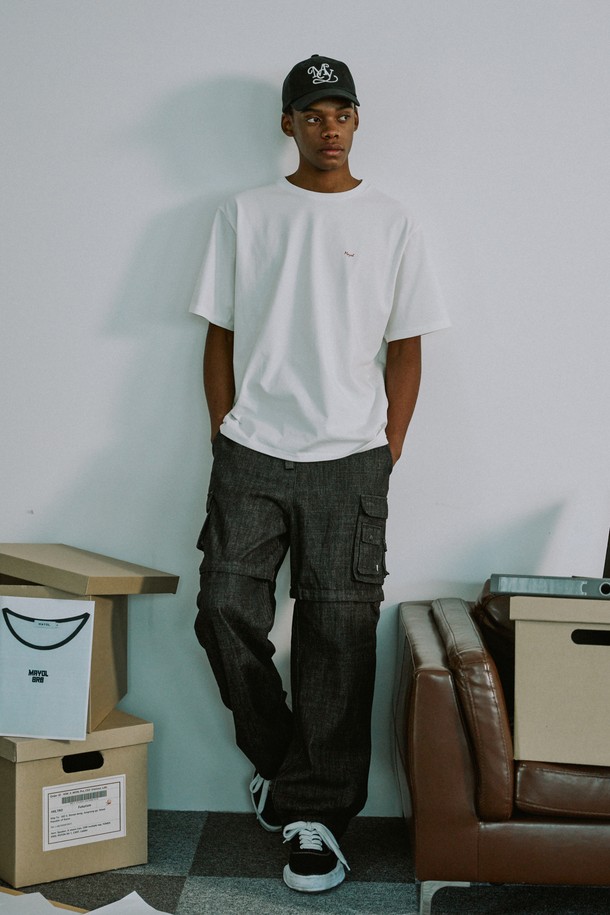 딥블루 컬러의 투웨이 데님 팬츠는 남녀 공용으로, 봄, 여름, 가을 3계절 활용 가능한 캐주얼 & 스트릿 스타일의 와이드 핏 팬츠입니다. 면 소재로 제작되었으며, 루즈핏에 허리 밴딩 및 사이즈 조절 기능으로 편안한 착용감을 제공합니다. 탈부착 유틸리티 포켓, 허리 버클 디테일, 길이 조절 기능으로 스타일과 실용성을 모두 갖춘 매력적인 아이템입니다.
