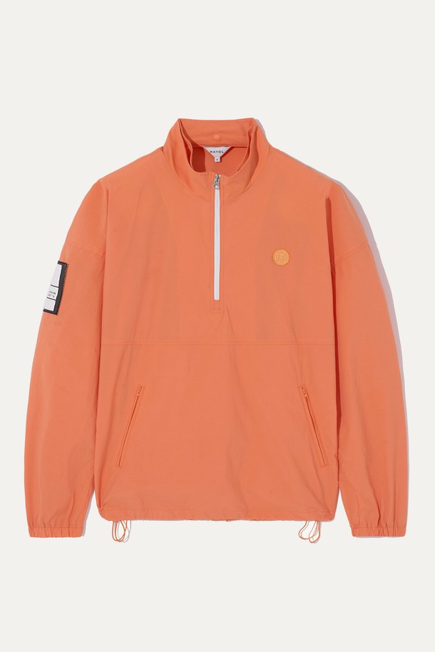 탈부착 후드가 있어 다양한 스타일을 연출할 수 있는 남성용 아노락 점퍼입니다. 오렌지, 베이지 색상으로 출시되었으며, 나일론, 면, 스판덱스 혼방 소재를 사용하여 일상 및 스포츠 활동에 적합합니다. 봄, 가을에 입기 좋은 얇은 두께의 레귤러 핏 아노락으로, 방수, 방풍, 내유성, 내마모성 기능과 메쉬 등판, 밑단 스트링 디테일까지 더해 활용도를 높였습니다.
