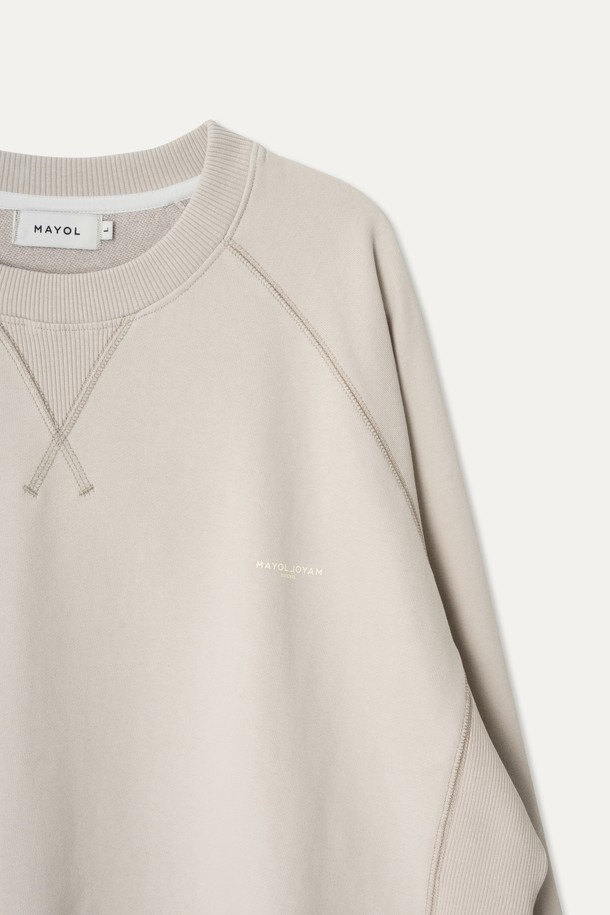 라이트 베이지, 라임, 페이드 블랙 세 가지 색상으로 출시된 래글런 스웨트셔츠입니다. 면과 폴리에스테르 혼방 소재로 제작되어 두꺼운 두께감을 자랑하며, 봄, 가을에 착용하기 좋습니다. 라운드넥 디자인에 긴 소매, 배색 스티치 디테일이 더해져 유니크한 스타일을 연출합니다. 몸판 옆선 시보리 원단 포인트로 활동성을 높였으며, 캐주얼, 미니멀, 클래식 스타일을 즐겨 입는 분들께 추천합니다. 동네 마실룩이나 산책룩으로 편안하게 착용하기 좋은 아이템입니다.
