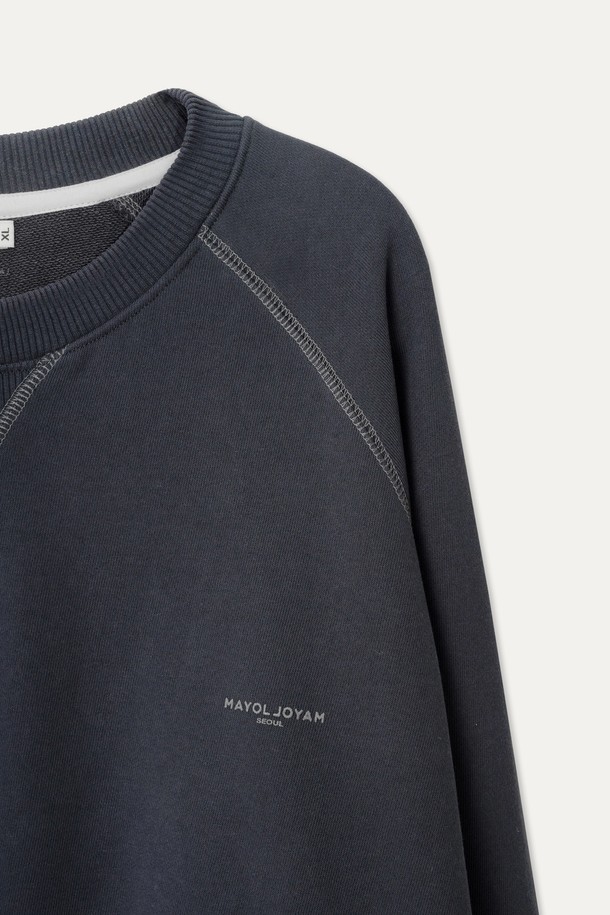 래글런 스웨트셔츠는 면 72%와 폴리에스터 25% 혼방 소재로 제작되어 부드럽고 편안한 착용감을 선사합니다. 라이트 베이지, 라임, 페이드 블랙 세 가지 색상으로 출시되었으며, 래글런 스타일과 몸판 옆선 시보리 원단 포인트, 은은한 배색 스티치 디테일이 유니크한 디자인을 완성합니다. 긴소매 기장과 활동성이 우수한 핏으로, 동네 마실룩이나 카페룩 등 캐주얼, 미니멀, 클래식 스타일 연출에 적합합니다. 단단한 두께감으로 제작되어 잦은 착용에도 변형 없이 오랫동안 즐겨 입을 수 있습니다.
