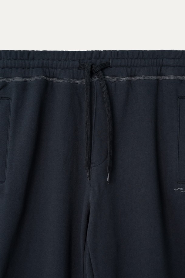 **셋업 라운지 팬츠**

부드러운 면, 폴리에스테르 혼방 소재로 제작되어 편안한 착용감을 선사하는 라운지 팬츠입니다. 일상복으로 활용하기 좋은 캐주얼하고 베이직한 스타일이며, 봄, 가을에 적합합니다. 톤온톤 배색의 대비되는 스티치 디테일과 사이드 포켓 지퍼 디테일로 포인트를 더했습니다. 허리 밴딩과 뛰어난 신축성으로 활동성을 높였으며, 레귤러 핏으로 편안하게 착용 가능합니다. 집콕룩, 동네 마실룩, 산책룩 등 다양한 TPO에 맞춰 활용해보세요.
