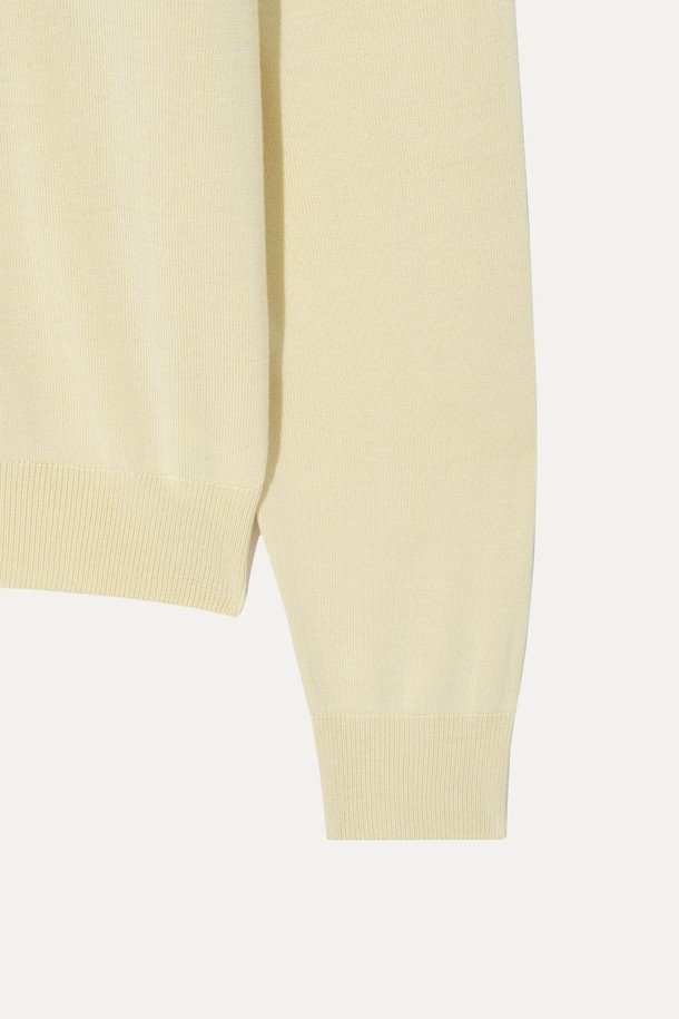 부드러운 촉감의 레이온, 폴리에스테르 혼방 소재로 제작된 스마일 프린트 크루넥 니트입니다. 전면에 스마일 로고 자수 디테일이 돋보이며, 자연스러운 드레이프성과 우수한 활동성을 제공합니다. 라이트 옐로우, 라일락 퍼플, 스카이 블루 세 가지 색상으로 봄, 가을철 일상복으로 활용하기 좋은 긴소매의 공용 레귤러핏 니트입니다.
