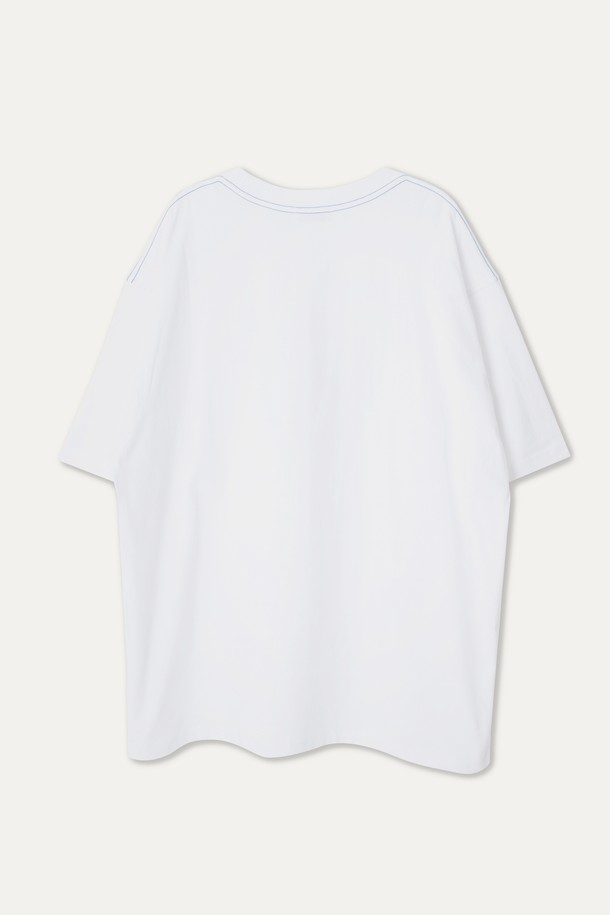 MYL 반소매 크루넥은 고밀도 면 소재로 제작되어 편안한 착용감과 활동성을 제공하는 공용 티셔츠입니다. 라운드넥에 레귤러핏으로 디자인되었으며, Fade Black, Optic White, Turkey Blue 세 가지 색상으로 출시되었습니다. 베이직하고 캐주얼한 스타일로, 봄, 여름에 데일리룩으로 활용하기 좋습니다. 자수 로고 디테일이 돋보이며, 두꺼운 두께감으로 튼튼하게 착용할 수 있습니다. 동네 마실룩, 여행룩 등 다양한 TPO에 맞춰 미니멀하고 클래식한 스타일을 연출해보세요.
