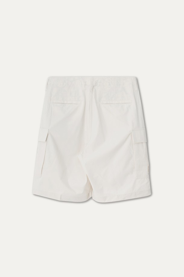 남성용 카고 쇼츠는 웜 화이트, 베이지, 블루 색상으로 제공되며, 일상 및 캐주얼, 스포티 스타일 연출에 용이합니다. 흡습 및 속건 기능을 갖춘 폴리에스테르 소재와 사방스판, 아웃포켓 디테일이 특징이며, 고기능성 일본 소재를 사용하여 여름철에도 쾌적하게 착용할 수 있습니다. 무지 패턴의 숏 기장 카고 쇼츠입니다.
