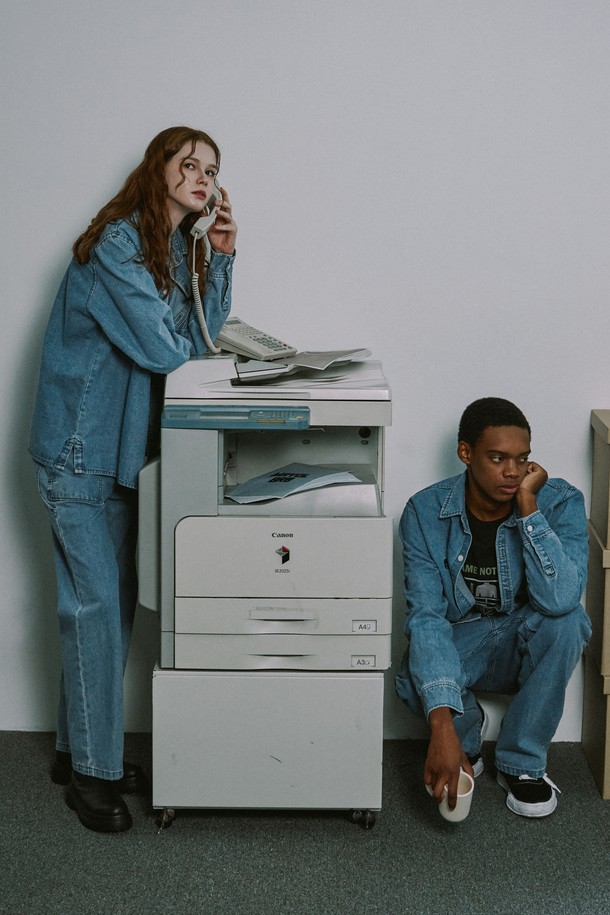 라이트 인디고 컬러의 데님 셔츠와 포켓 팬츠 세트입니다. 남녀 공용으로 착용 가능하며, 봄, 가을 시즌에 어울리는 캐주얼하고 베이직한 스타일을 연출합니다. 가슴 자수 디테일과 내추럴 워싱 효과가 돋보이며, 두꺼운 소재감과 릴랙스 핏으로 편안하게 착용할 수 있습니다.
