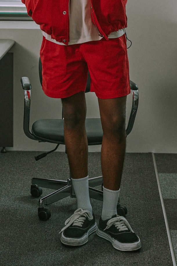 바이오 가공된 면 소재의 오버핏 자켓과 쇼츠 세트입니다. 부드러운 촉감과 두꺼운 두께감으로 간절기부터 동절기까지 따뜻하게 착용 가능하며, 필링 방지 및 물 빠짐 없는 바이오 트윌 원단으로 제작되었습니다. 앞판 포켓, 플랩 포켓, 숨겨진 버튼 디테일과 플리스 안감으로 캐주얼한 스타일을 연출하며, 톤온톤 레드 컬러가 돋보입니다.
