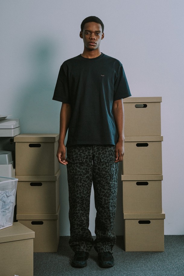 부드러운 면과 레이온 혼방 소재로 제작되어 활동성이 뛰어난 포켓 카고 팬츠입니다. 카키와 레오파드 두 가지 색상으로 출시되었으며, 밑단 스트링 조절이 가능하여 다양한 스타일 연출이 가능합니다. 얇은 두께감과 루즈핏으로 편안한 착용감을 선사하며, 캐주얼하고 스포티한 무드로 일상과 잘 어울립니다.
