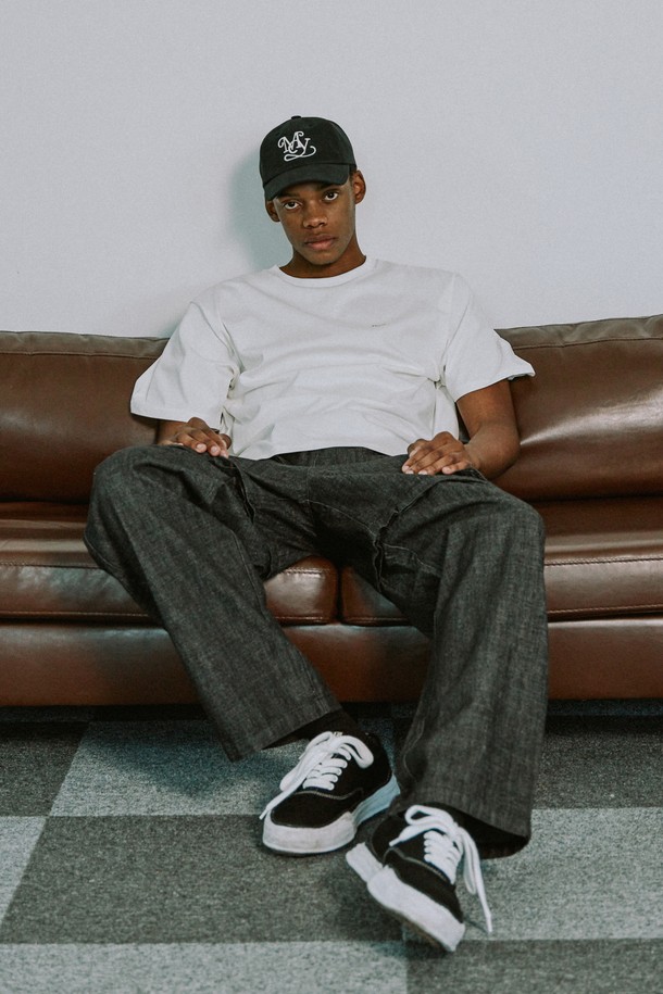 딥블루 컬러의 투웨이 데님 팬츠는 남녀 공용으로, 봄, 여름, 가을 3계절 활용 가능한 캐주얼 & 스트릿 스타일의 와이드 핏 팬츠입니다. 면 소재로 제작되었으며, 루즈핏에 허리 밴딩 및 사이즈 조절 기능으로 편안한 착용감을 제공합니다. 탈부착 유틸리티 포켓, 허리 버클 디테일, 길이 조절 기능으로 스타일과 실용성을 모두 갖춘 매력적인 아이템입니다.
