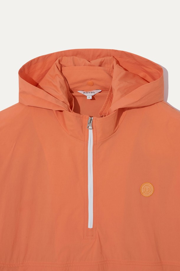 탈부착 후드가 있어 다양한 스타일을 연출할 수 있는 남성용 아노락 점퍼입니다. 오렌지, 베이지 색상으로 출시되었으며, 나일론, 면, 스판덱스 혼방 소재를 사용하여 일상 및 스포츠 활동에 적합합니다. 봄, 가을에 입기 좋은 얇은 두께의 레귤러 핏 아노락으로, 방수, 방풍, 내유성, 내마모성 기능과 메쉬 등판, 밑단 스트링 디테일까지 더해 활용도를 높였습니다.
