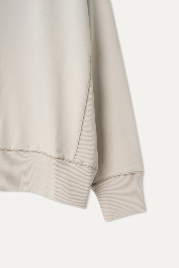 라이트 베이지, 라임, 페이드 블랙 세 가지 색상으로 출시된 래글런 스웨트셔츠입니다. 면과 폴리에스테르 혼방 소재로 제작되어 두꺼운 두께감을 자랑하며, 봄, 가을에 착용하기 좋습니다. 라운드넥 디자인에 긴 소매, 배색 스티치 디테일이 더해져 유니크한 스타일을 연출합니다. 몸판 옆선 시보리 원단 포인트로 활동성을 높였으며, 캐주얼, 미니멀, 클래식 스타일을 즐겨 입는 분들께 추천합니다. 동네 마실룩이나 산책룩으로 편안하게 착용하기 좋은 아이템입니다.
