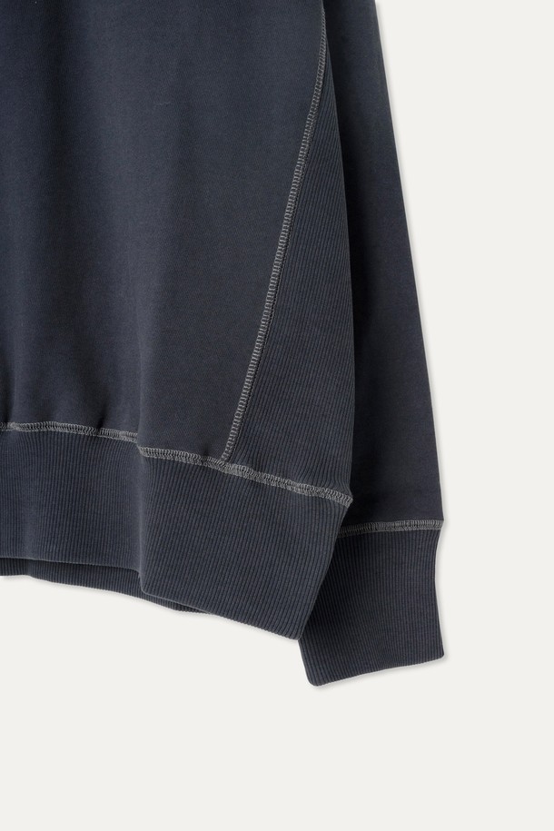 래글런 스웨트셔츠는 면 72%와 폴리에스터 25% 혼방 소재로 제작되어 부드럽고 편안한 착용감을 선사합니다. 라이트 베이지, 라임, 페이드 블랙 세 가지 색상으로 출시되었으며, 래글런 스타일과 몸판 옆선 시보리 원단 포인트, 은은한 배색 스티치 디테일이 유니크한 디자인을 완성합니다. 긴소매 기장과 활동성이 우수한 핏으로, 동네 마실룩이나 카페룩 등 캐주얼, 미니멀, 클래식 스타일 연출에 적합합니다. 단단한 두께감으로 제작되어 잦은 착용에도 변형 없이 오랫동안 즐겨 입을 수 있습니다.
