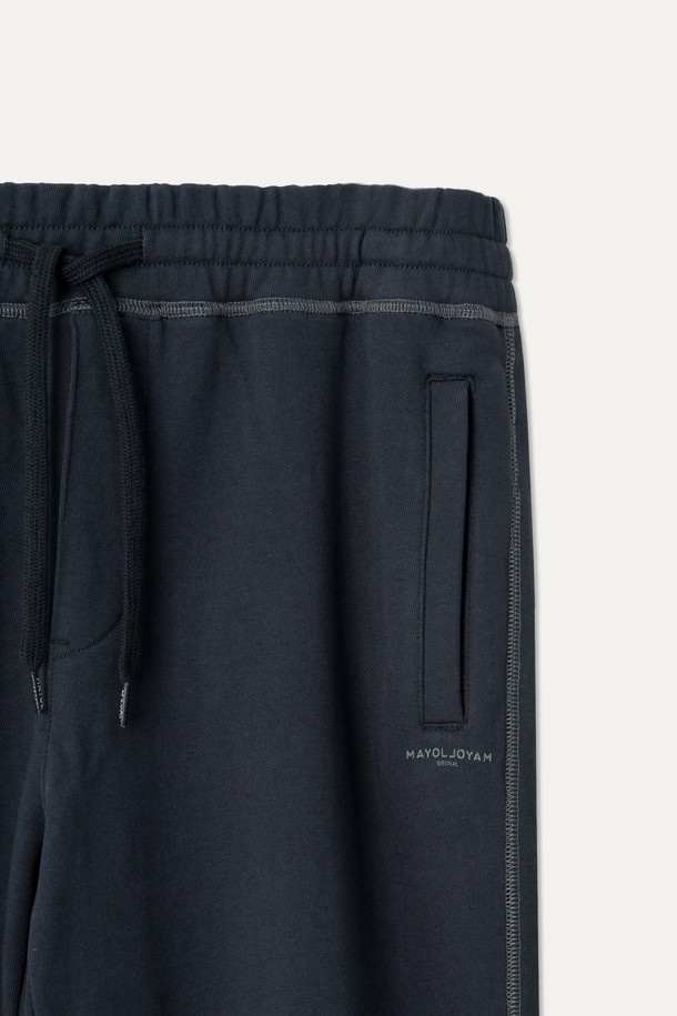 **셋업 라운지 팬츠**

부드러운 면, 폴리에스테르 혼방 소재로 제작되어 편안한 착용감을 선사하는 라운지 팬츠입니다. 일상복으로 활용하기 좋은 캐주얼하고 베이직한 스타일이며, 봄, 가을에 적합합니다. 톤온톤 배색의 대비되는 스티치 디테일과 사이드 포켓 지퍼 디테일로 포인트를 더했습니다. 허리 밴딩과 뛰어난 신축성으로 활동성을 높였으며, 레귤러 핏으로 편안하게 착용 가능합니다. 집콕룩, 동네 마실룩, 산책룩 등 다양한 TPO에 맞춰 활용해보세요.
