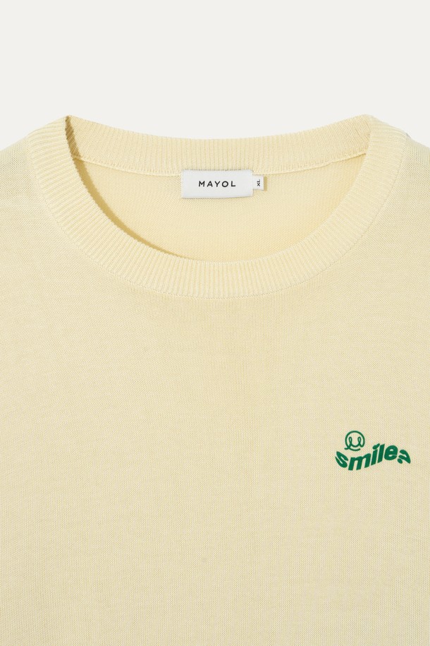 부드러운 촉감의 레이온, 폴리에스테르 혼방 소재로 제작된 스마일 프린트 크루넥 니트입니다. 전면에 스마일 로고 자수 디테일이 돋보이며, 자연스러운 드레이프성과 우수한 활동성을 제공합니다. 라이트 옐로우, 라일락 퍼플, 스카이 블루 세 가지 색상으로 봄, 가을철 일상복으로 활용하기 좋은 긴소매의 공용 레귤러핏 니트입니다.
