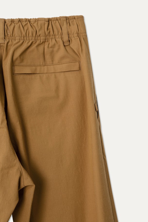 부드러운 촉감의 레이온, 면, 스판덱스 혼방 소재로 제작된 여성용 스트레이트 팬츠입니다. 사계절 내내 편안하게 착용 가능하며, 허리 뒷밴딩과 신축성 있는 원단으로 활동성을 높였습니다. 베이직하고 캐주얼한 무드의 무지 디자인으로 블랙, 오트 베이지, 로우 앰버 브라운 색상이 준비되어 있습니다.
