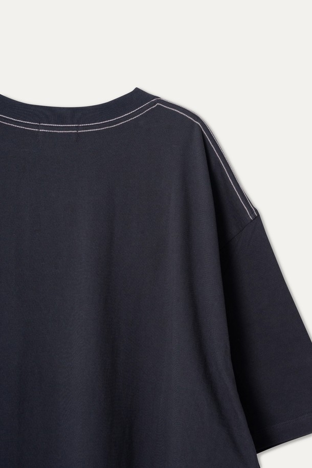 MYL 반소매 크루넥 티셔츠는 면 소재로 제작되어 편안한 착용감을 제공하며, 봄, 여름 시즌에 적합합니다. 베이직한 디자인에 배색 컬러 스티치와 자수 디테일로 포인트를 더했으며, 페이드 블랙, 빈티지 화이트, 터키 블루 세 가지 색상으로 만나볼 수 있습니다. 일상복으로 활용하기 좋은 이 티셔츠는 탄탄하고 고밀도 있는 소재감과 신축성 있는 촉감이 특징입니다.
