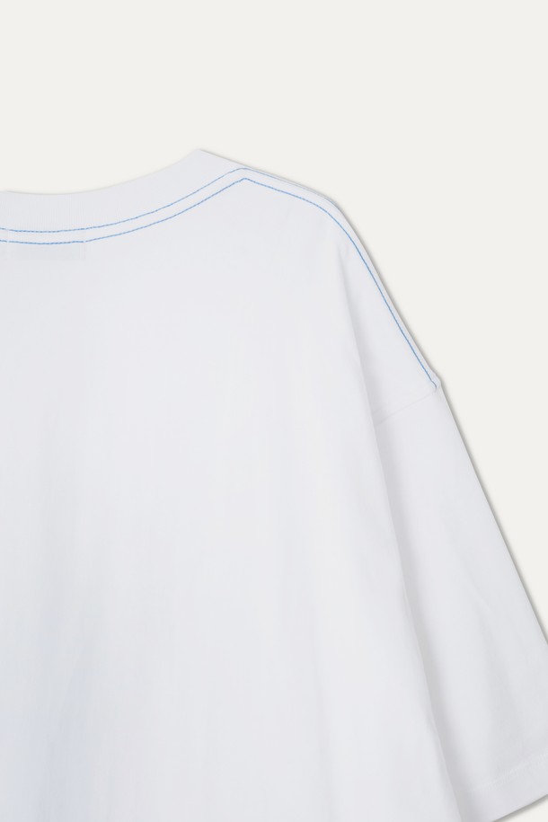 MYL 반소매 크루넥은 고밀도 면 소재로 제작되어 편안한 착용감과 활동성을 제공하는 공용 티셔츠입니다. 라운드넥에 레귤러핏으로 디자인되었으며, Fade Black, Optic White, Turkey Blue 세 가지 색상으로 출시되었습니다. 베이직하고 캐주얼한 스타일로, 봄, 여름에 데일리룩으로 활용하기 좋습니다. 자수 로고 디테일이 돋보이며, 두꺼운 두께감으로 튼튼하게 착용할 수 있습니다. 동네 마실룩, 여행룩 등 다양한 TPO에 맞춰 미니멀하고 클래식한 스타일을 연출해보세요.
