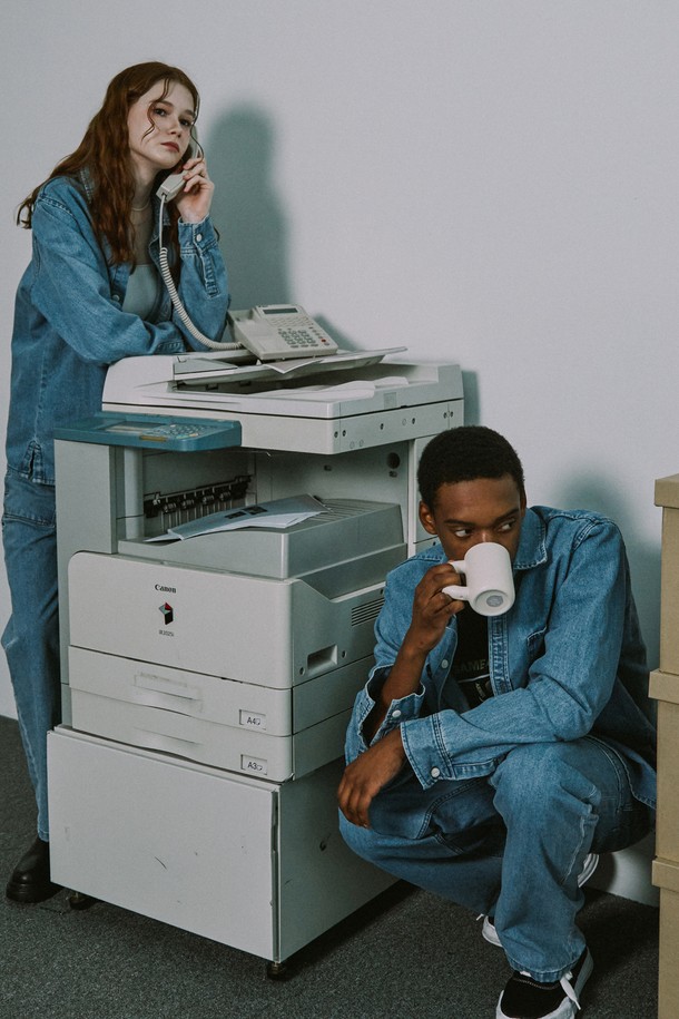 라이트 인디고 컬러의 데님 셔츠와 포켓 팬츠 세트입니다. 남녀 공용으로 착용 가능하며, 봄, 가을 시즌에 어울리는 캐주얼하고 베이직한 스타일을 연출합니다. 가슴 자수 디테일과 내추럴 워싱 효과가 돋보이며, 두꺼운 소재감과 릴랙스 핏으로 편안하게 착용할 수 있습니다.
