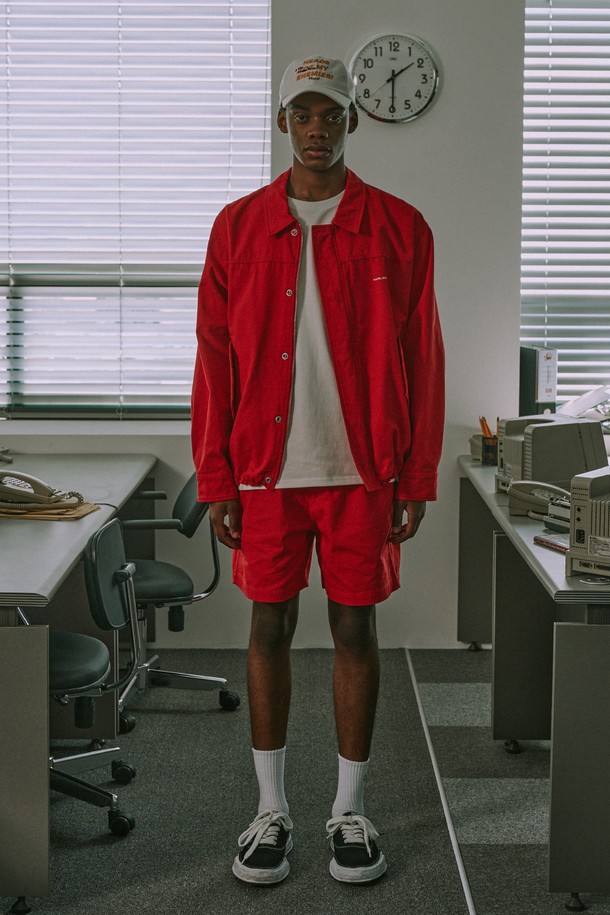 부드러운 촉감의 면 소재로 제작된 바이오 트윌 쇼츠입니다. 세미 루즈핏으로 편안한 착용감을 선사하며, 바이오 가공 원단과 워싱 가공을 통해 필링 방지 및 뛰어난 색상 견뢰도를 자랑합니다. 봄, 여름 시즌 캐주얼하고 베이직한 스타일을 연출하기에 적합한 레드 컬러의 반바지입니다.
