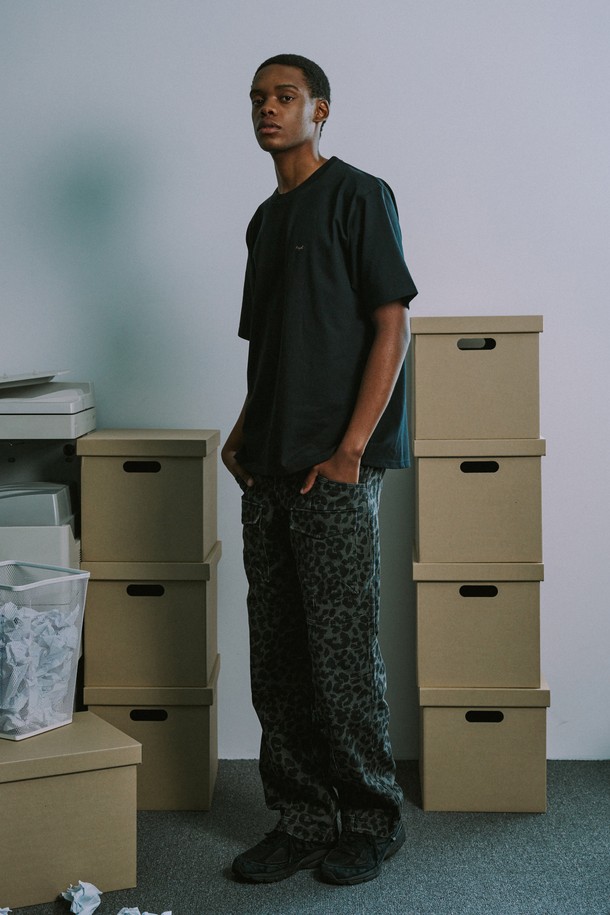 부드러운 면과 레이온 혼방 소재로 제작되어 활동성이 뛰어난 포켓 카고 팬츠입니다. 카키와 레오파드 두 가지 색상으로 출시되었으며, 밑단 스트링 조절이 가능하여 다양한 스타일 연출이 가능합니다. 얇은 두께감과 루즈핏으로 편안한 착용감을 선사하며, 캐주얼하고 스포티한 무드로 일상과 잘 어울립니다.
