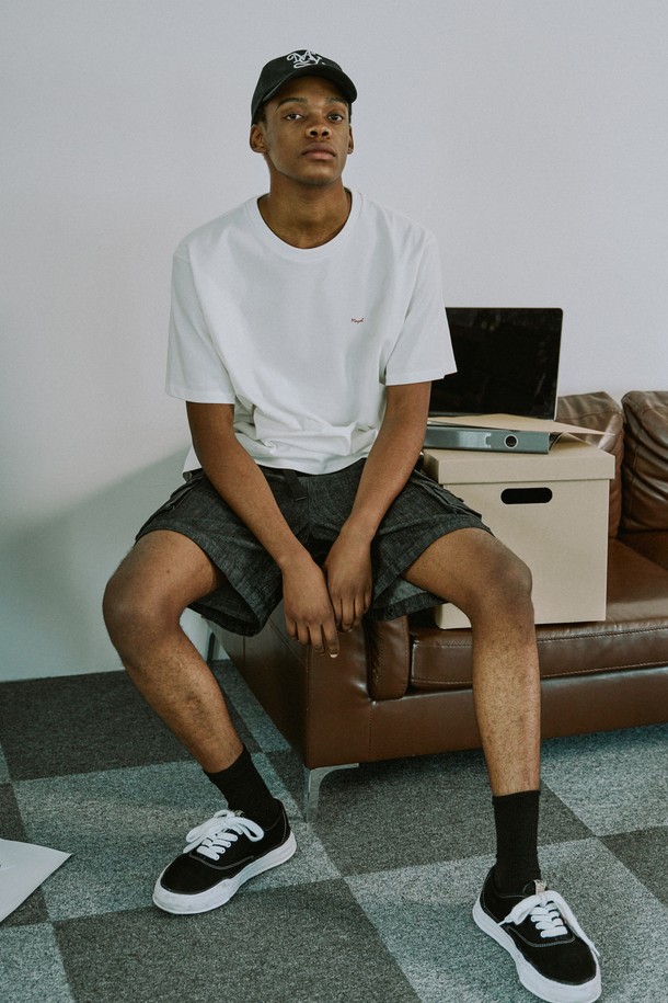 딥블루 컬러의 투웨이 데님 팬츠는 남녀 공용으로, 봄, 여름, 가을 3계절 활용 가능한 캐주얼 & 스트릿 스타일의 와이드 핏 팬츠입니다. 면 소재로 제작되었으며, 루즈핏에 허리 밴딩 및 사이즈 조절 기능으로 편안한 착용감을 제공합니다. 탈부착 유틸리티 포켓, 허리 버클 디테일, 길이 조절 기능으로 스타일과 실용성을 모두 갖춘 매력적인 아이템입니다.
