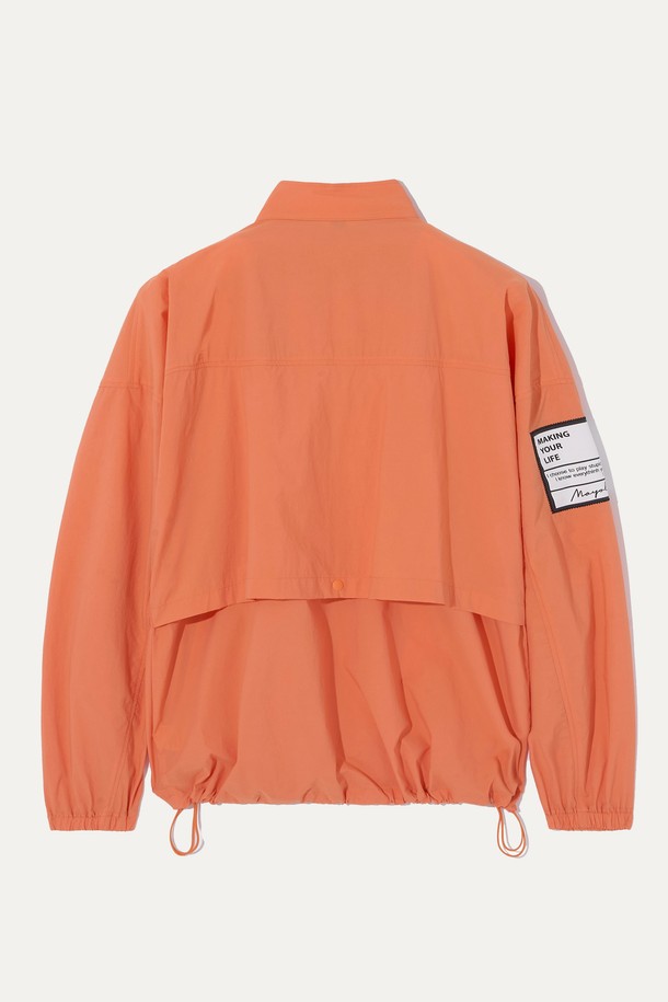 탈부착 후드가 있어 다양한 스타일을 연출할 수 있는 남성용 아노락 점퍼입니다. 오렌지, 베이지 색상으로 출시되었으며, 나일론, 면, 스판덱스 혼방 소재를 사용하여 일상 및 스포츠 활동에 적합합니다. 봄, 가을에 입기 좋은 얇은 두께의 레귤러 핏 아노락으로, 방수, 방풍, 내유성, 내마모성 기능과 메쉬 등판, 밑단 스트링 디테일까지 더해 활용도를 높였습니다.
