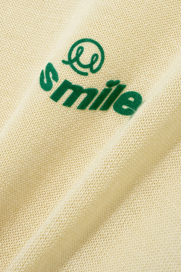 부드러운 촉감의 레이온, 폴리에스테르 혼방 소재로 제작된 스마일 프린트 크루넥 니트입니다. 전면에 스마일 로고 자수 디테일이 돋보이며, 자연스러운 드레이프성과 우수한 활동성을 제공합니다. 라이트 옐로우, 라일락 퍼플, 스카이 블루 세 가지 색상으로 봄, 가을철 일상복으로 활용하기 좋은 긴소매의 공용 레귤러핏 니트입니다.
