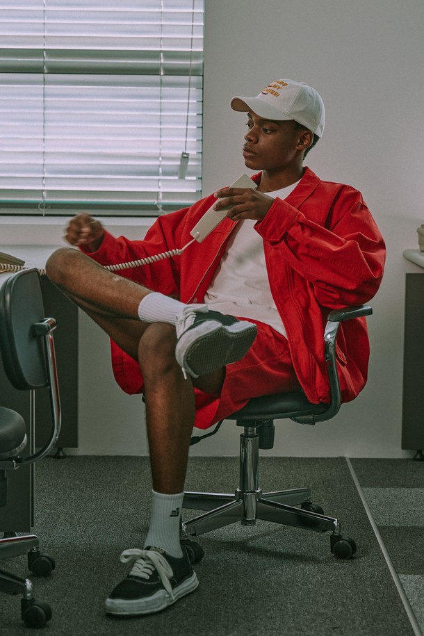 부드러운 촉감의 면 소재로 제작된 바이오 트윌 쇼츠입니다. 세미 루즈핏으로 편안한 착용감을 선사하며, 바이오 가공 원단과 워싱 가공을 통해 필링 방지 및 뛰어난 색상 견뢰도를 자랑합니다. 봄, 여름 시즌 캐주얼하고 베이직한 스타일을 연출하기에 적합한 레드 컬러의 반바지입니다.
