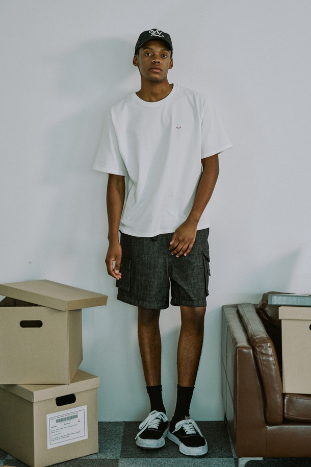 딥블루 컬러의 투웨이 데님 팬츠는 남녀 공용으로, 봄, 여름, 가을 3계절 활용 가능한 캐주얼 & 스트릿 스타일의 와이드 핏 팬츠입니다. 면 소재로 제작되었으며, 루즈핏에 허리 밴딩 및 사이즈 조절 기능으로 편안한 착용감을 제공합니다. 탈부착 유틸리티 포켓, 허리 버클 디테일, 길이 조절 기능으로 스타일과 실용성을 모두 갖춘 매력적인 아이템입니다.
