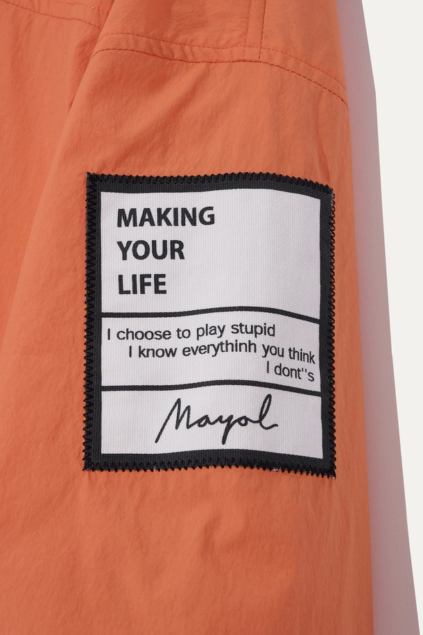 탈부착 후드가 있어 다양한 스타일을 연출할 수 있는 남성용 아노락 점퍼입니다. 오렌지, 베이지 색상으로 출시되었으며, 나일론, 면, 스판덱스 혼방 소재를 사용하여 일상 및 스포츠 활동에 적합합니다. 봄, 가을에 입기 좋은 얇은 두께의 레귤러 핏 아노락으로, 방수, 방풍, 내유성, 내마모성 기능과 메쉬 등판, 밑단 스트링 디테일까지 더해 활용도를 높였습니다.
