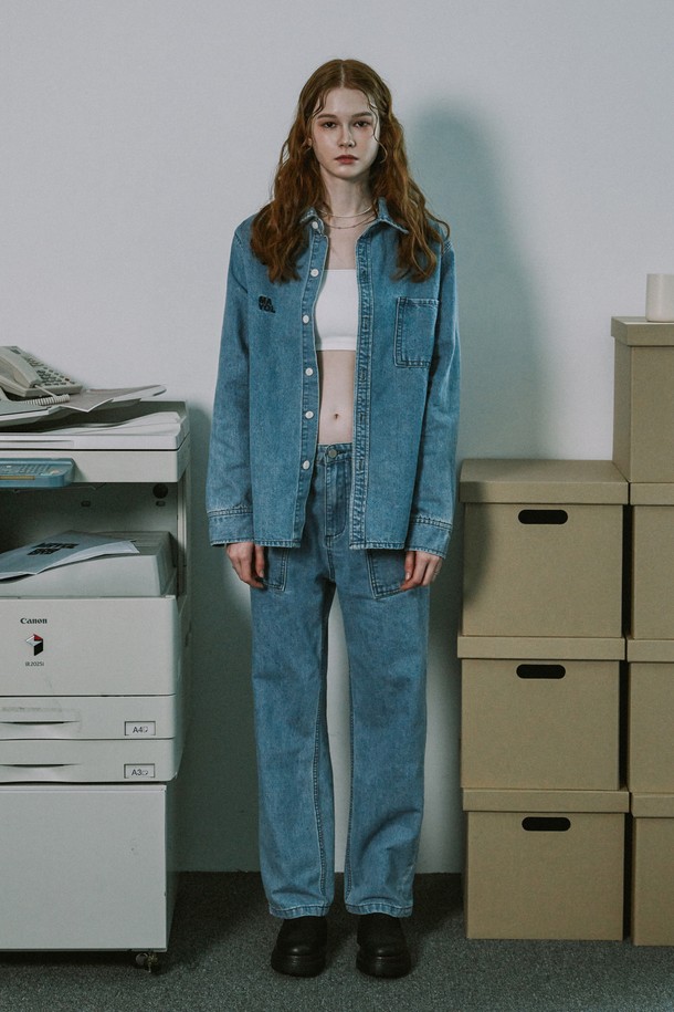 라이트 인디고 컬러의 데님 셔츠와 포켓 팬츠 세트입니다. 남녀 공용으로 착용 가능하며, 봄, 가을 시즌에 어울리는 캐주얼하고 베이직한 스타일을 연출합니다. 가슴 자수 디테일과 내추럴 워싱 효과가 돋보이며, 두꺼운 소재감과 릴랙스 핏으로 편안하게 착용할 수 있습니다.
