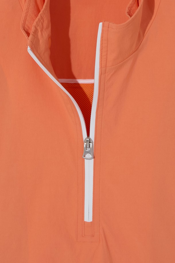 탈부착 후드가 있어 다양한 스타일을 연출할 수 있는 남성용 아노락 점퍼입니다. 오렌지, 베이지 색상으로 출시되었으며, 나일론, 면, 스판덱스 혼방 소재를 사용하여 일상 및 스포츠 활동에 적합합니다. 봄, 가을에 입기 좋은 얇은 두께의 레귤러 핏 아노락으로, 방수, 방풍, 내유성, 내마모성 기능과 메쉬 등판, 밑단 스트링 디테일까지 더해 활용도를 높였습니다.
