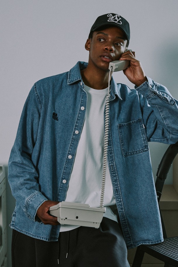 라이트 인디고 컬러의 남성용 데님 셔츠입니다. 릴랙스 핏으로 제작되어 편안한 착용감을 선사하며, 면 소재에 워싱 가공과 로고 자수 디테일로 포인트를 더했습니다. 봄, 가을에 활용하기 좋은 두꺼운 두께감과 긴 소매 기장의 베이직 캐주얼 스타일 셔츠입니다.
