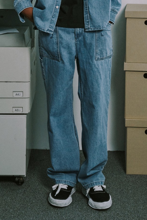 라이트 인디고 컬러의 남성용 포켓 데님 팬츠입니다. 워싱 디테일이 돋보이는 캐주얼 스타일로, 봄, 가을 시즌에 적합하며 릴랙스 핏으로 편안하게 착용 가능합니다. 두꺼운 논스트레치 데님 소재로 제작되어 뻣뻣한 촉감을 선사합니다.
