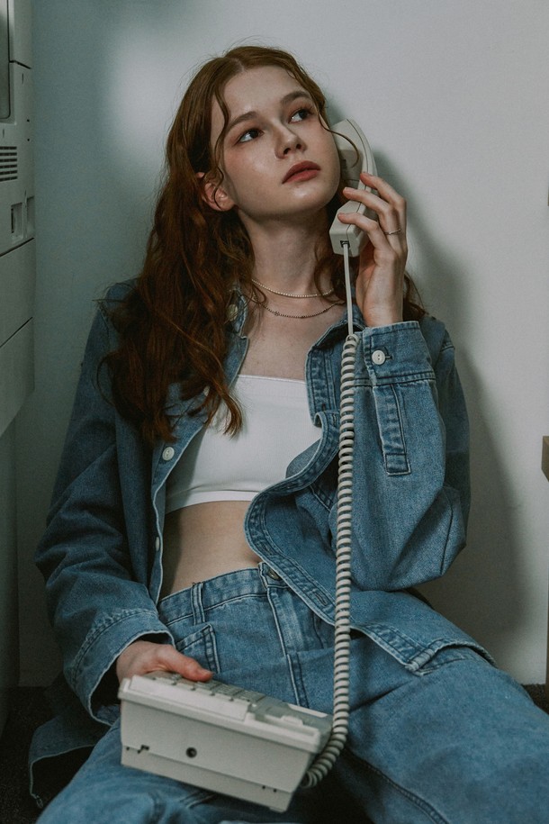 라이트 인디고 컬러의 남성용 데님 셔츠입니다. 릴랙스 핏으로 제작되어 편안한 착용감을 선사하며, 면 소재에 워싱 가공과 로고 자수 디테일로 포인트를 더했습니다. 봄, 가을에 활용하기 좋은 두꺼운 두께감과 긴 소매 기장의 베이직 캐주얼 스타일 셔츠입니다.
