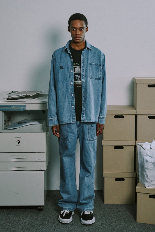 라이트 인디고 컬러의 남성용 포켓 데님 팬츠입니다. 워싱 디테일이 돋보이는 캐주얼 스타일로, 봄, 가을 시즌에 적합하며 릴랙스 핏으로 편안하게 착용 가능합니다. 두꺼운 논스트레치 데님 소재로 제작되어 뻣뻣한 촉감을 선사합니다.
