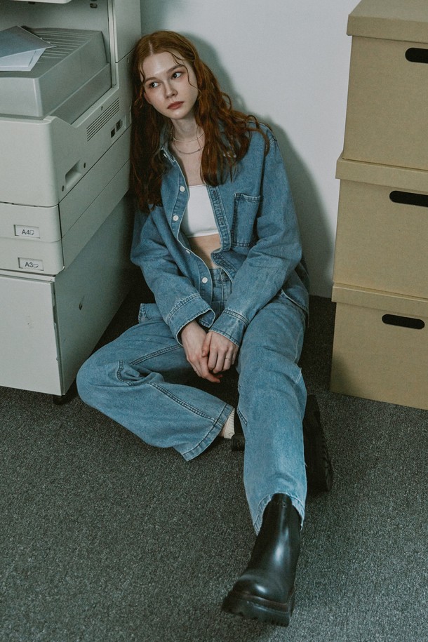 라이트 인디고 컬러의 남성용 데님 셔츠입니다. 릴랙스 핏으로 제작되어 편안한 착용감을 선사하며, 면 소재에 워싱 가공과 로고 자수 디테일로 포인트를 더했습니다. 봄, 가을에 활용하기 좋은 두꺼운 두께감과 긴 소매 기장의 베이직 캐주얼 스타일 셔츠입니다.
