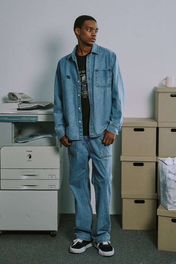 라이트 인디고 컬러의 남성용 포켓 데님 팬츠입니다. 워싱 디테일이 돋보이는 캐주얼 스타일로, 봄, 가을 시즌에 적합하며 릴랙스 핏으로 편안하게 착용 가능합니다. 두꺼운 논스트레치 데님 소재로 제작되어 뻣뻣한 촉감을 선사합니다.
