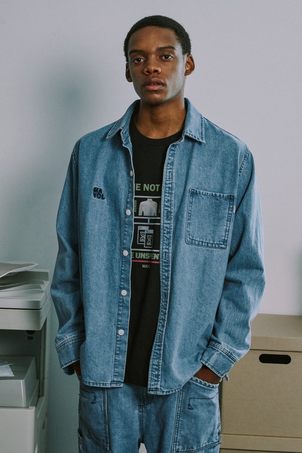 라이트 인디고 컬러의 남성용 데님 셔츠입니다. 릴랙스 핏으로 제작되어 편안한 착용감을 선사하며, 면 소재에 워싱 가공과 로고 자수 디테일로 포인트를 더했습니다. 봄, 가을에 활용하기 좋은 두꺼운 두께감과 긴 소매 기장의 베이직 캐주얼 스타일 셔츠입니다.
