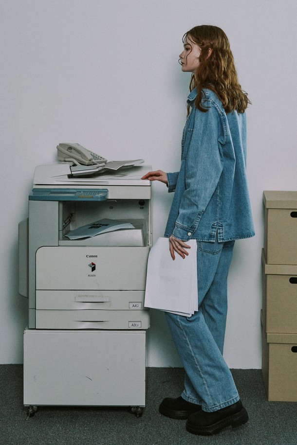 라이트 인디고 컬러의 남성용 포켓 데님 팬츠입니다. 워싱 디테일이 돋보이는 캐주얼 스타일로, 봄, 가을 시즌에 적합하며 릴랙스 핏으로 편안하게 착용 가능합니다. 두꺼운 논스트레치 데님 소재로 제작되어 뻣뻣한 촉감을 선사합니다.
