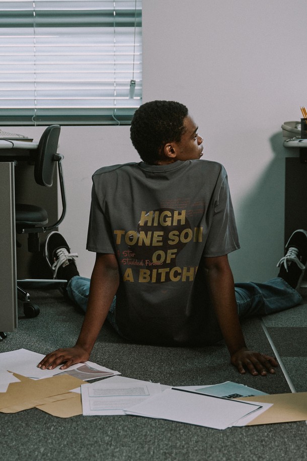 하이톤 프린트 반소매 티셔츠는 부드러운 면 소재로 제작되었으며, 얇은 두께로 봄, 여름철 일상복으로 적합합니다. 레귤러 핏에 라운드넥 디자인, 개성 있는 프린트 패턴이 돋보이며, 디지털 프린팅 기법으로 세탁 후에도 선명한 색상이 유지됩니다. 어깨 부분 체인 스티치 마감으로 포인트를 더했으며, White, Charcoal, Black 세 가지 색상으로 만나보실 수 있습니다.
